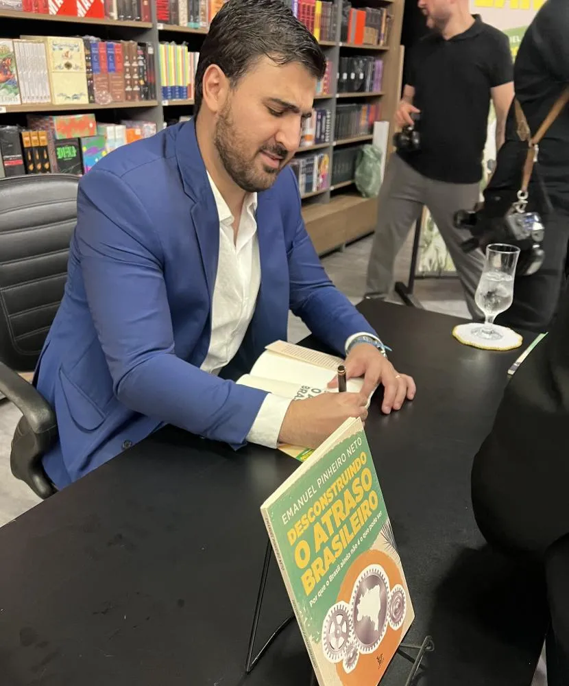 Livro de Emanuelzinho esgota em poucas horas e reúne mais de 600 pessoas em lançamento em Cuiabá