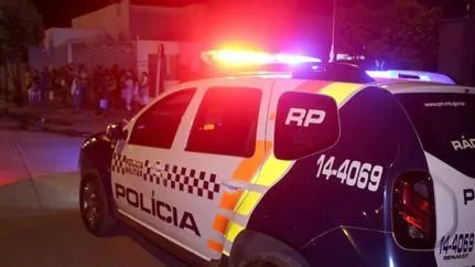 Mãe é presa após agredir filhas e menores são levadas para abrigo