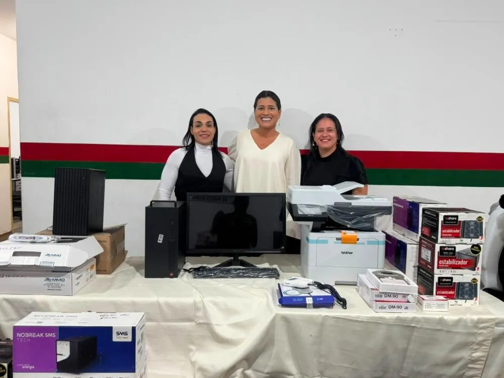 Prefeitura entrega 14 novos computadores para fortalecer atendimento na rede municipal de saúde