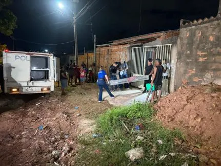 Mulher mata o amigo com facada no pescoço durante bebedeira em Cuiabá.