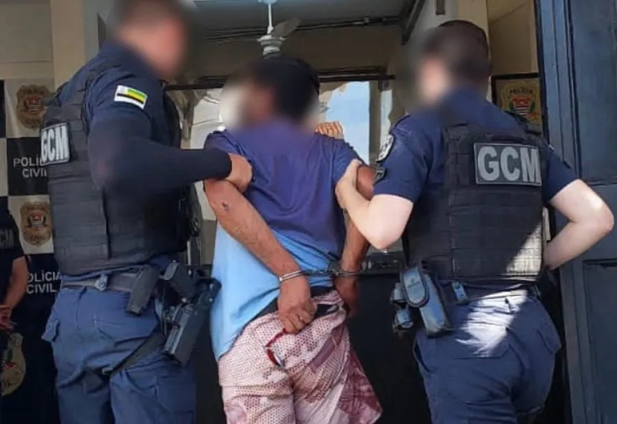 A vítima segurava a filha mais nova no colo quando foi atacada pelo ex-companheiro
