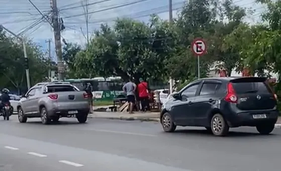 Homem é encontrado morto em frente a colégio e choca moradores no CPA IV
