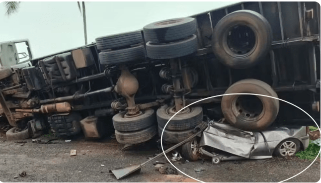 CAMINHAO-TOMBA-EM-CIMA-INTERNAS