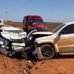 Acidente entre Strada e Amarok termina com motorista preso às ferragens e fratura nas pernas