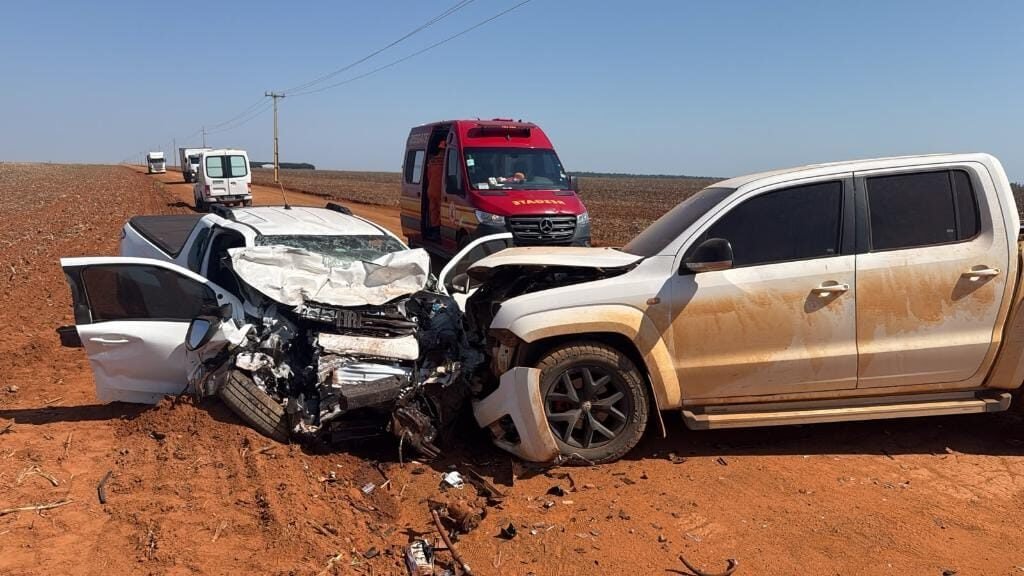 Acidente entre Strada e Amarok termina com motorista preso às ferragens e fratura nas pernas