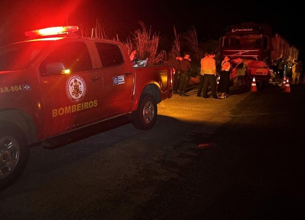 Batida entre carro e caminhão mata cinco pessoas pessoas; três eram crianças