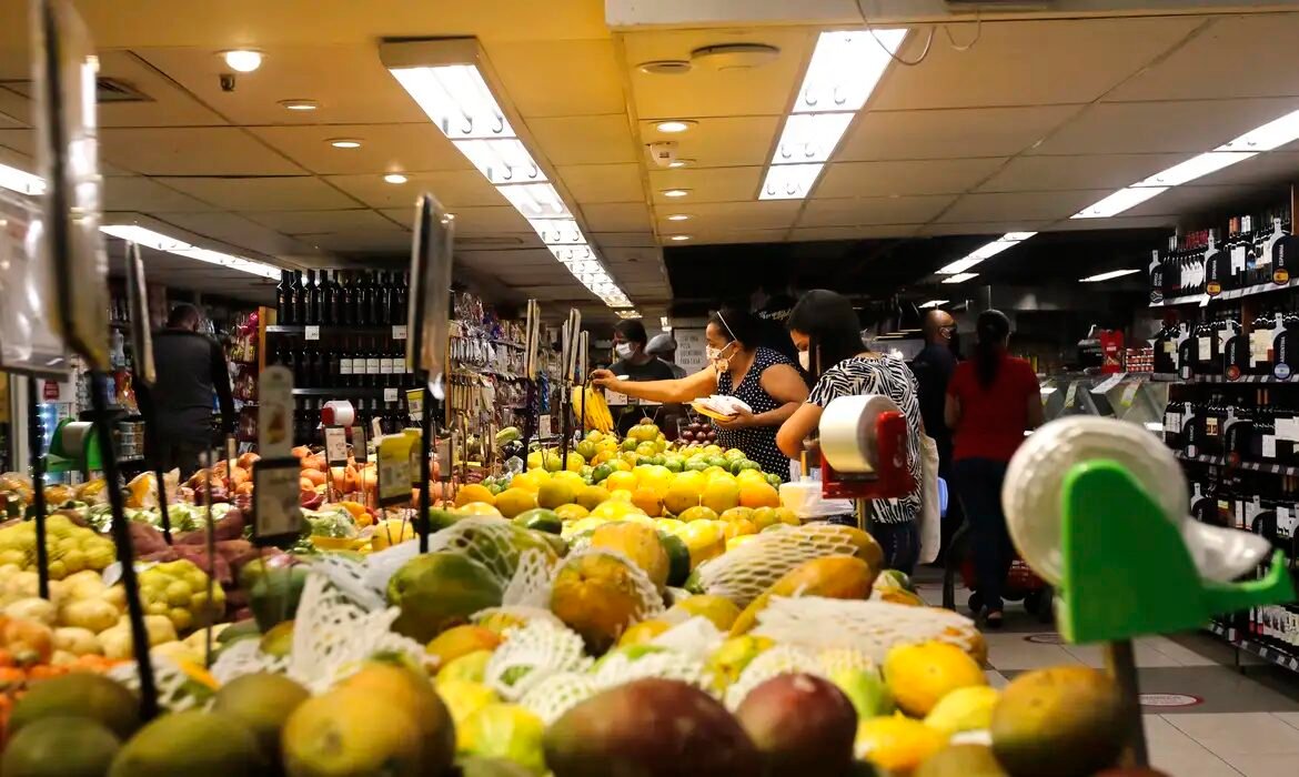 INPC, inflação que corrige salários, acumula 4,29% em 12 meses