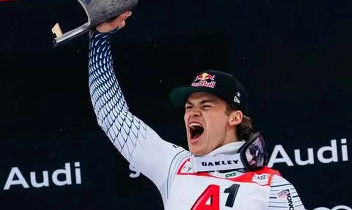 Lucas Pinheiro abre temporada com ouro em slalom gigante na Áustria