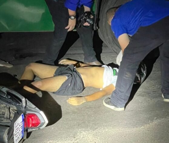 Motociclista morre após ser atingido por ônibus e ficar preso debaixo do veículo em Cuiabá
