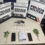 PM prende duas mulheres com revólver, pés de maconha e porções de cocaína