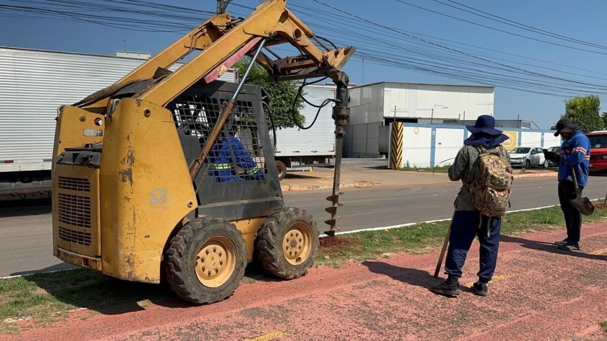 Prefeitura realiza ação de plantio de cerca de 300 árvores em avenida de Cuiabá